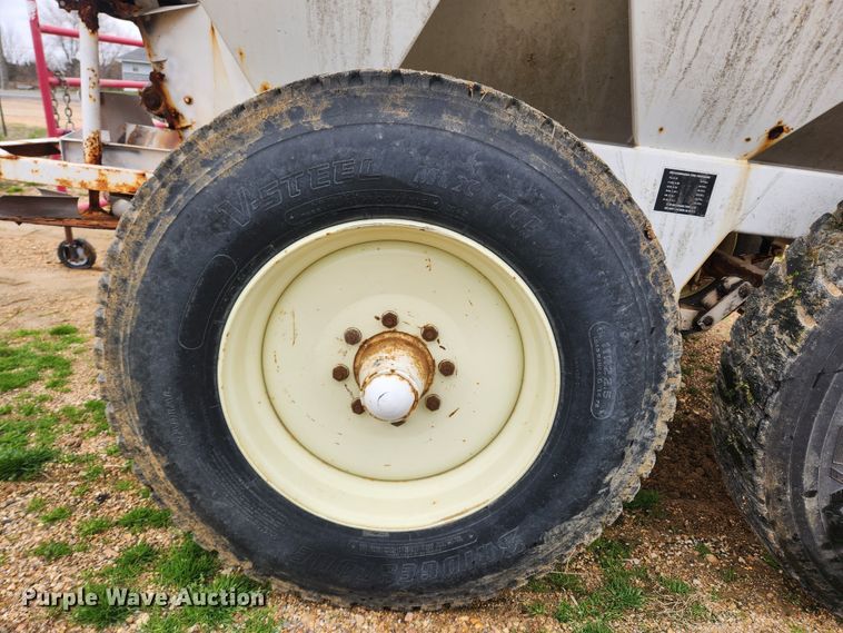 image for item JB9499 Willmar Super 600  fertilizer spreader