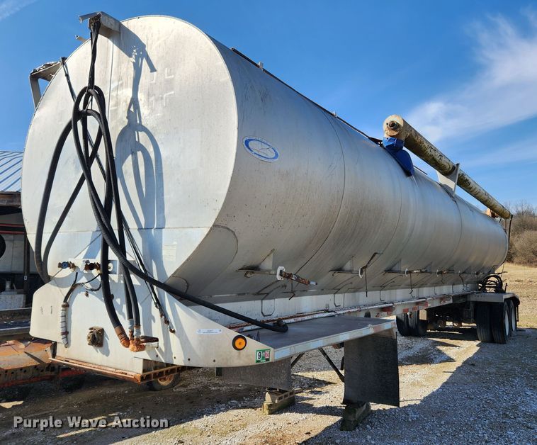 image for item JB9607 1993 Ledwell LW38AA  feed delivery trailer