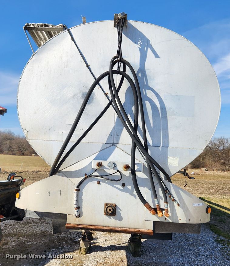 image for item JB9607 1993 Ledwell LW38AA  feed delivery trailer