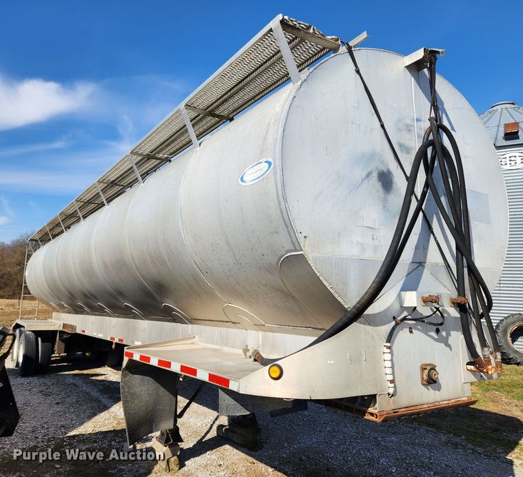 image for item JB9607 1993 Ledwell LW38AA  feed delivery trailer