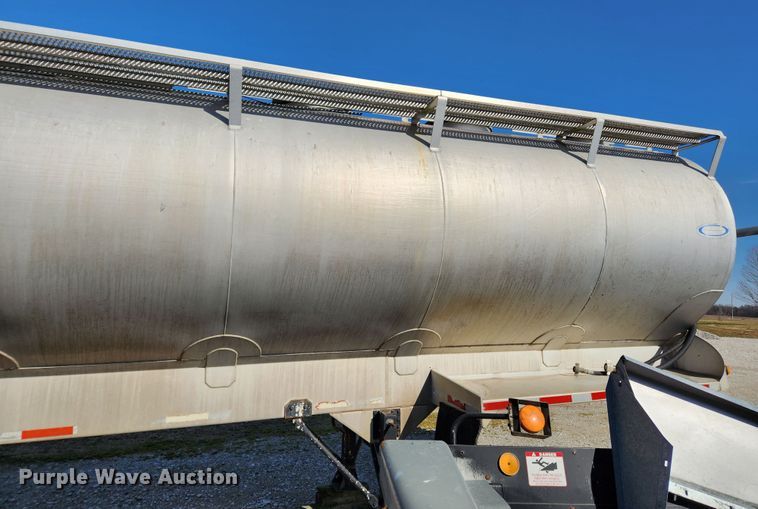 image for item JB9607 1993 Ledwell LW38AA  feed delivery trailer