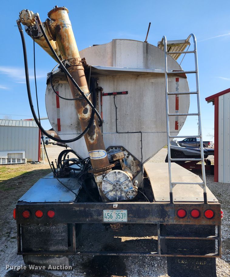 image for item JB9607 1993 Ledwell LW38AA  feed delivery trailer