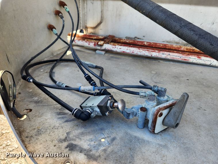 image for item JB9607 1993 Ledwell LW38AA  feed delivery trailer