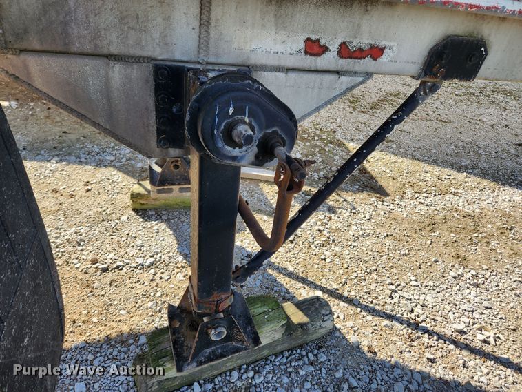 image for item JB9607 1993 Ledwell LW38AA  feed delivery trailer