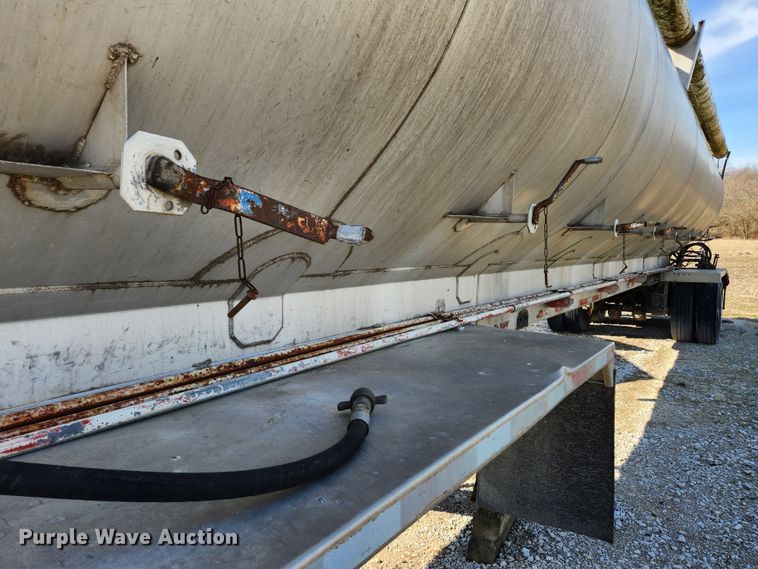 image for item JB9607 1993 Ledwell LW38AA  feed delivery trailer