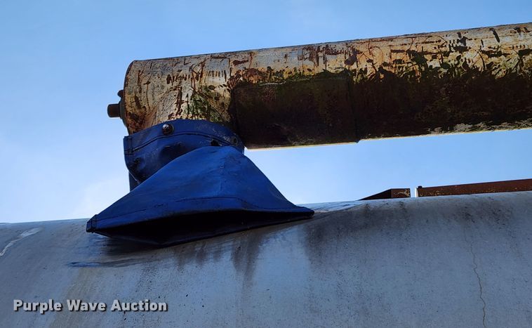 image for item JB9607 1993 Ledwell LW38AA  feed delivery trailer