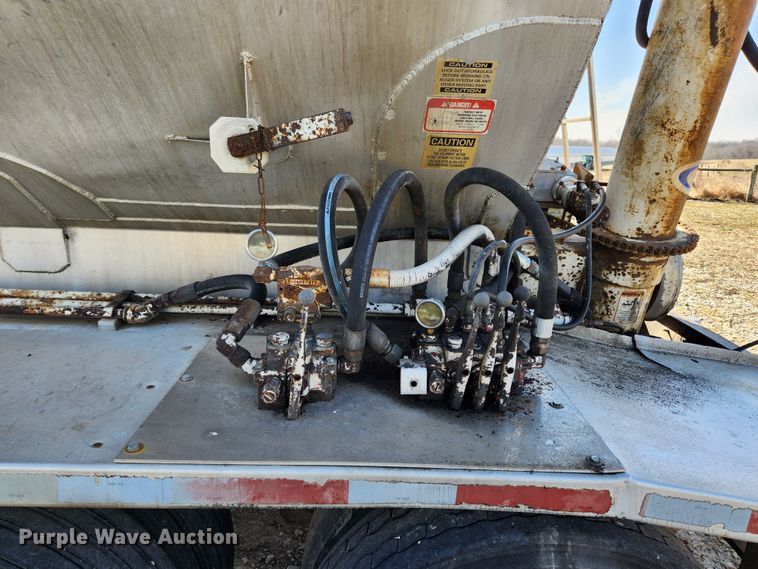 image for item JB9607 1993 Ledwell LW38AA  feed delivery trailer