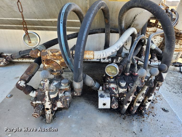 image for item JB9607 1993 Ledwell LW38AA  feed delivery trailer