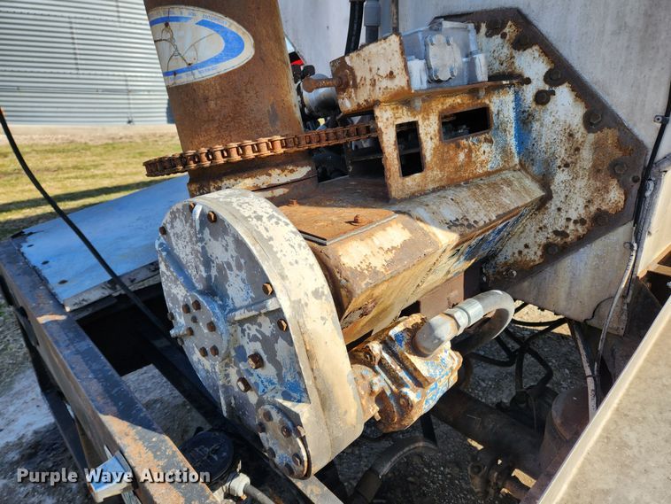 image for item JB9607 1993 Ledwell LW38AA  feed delivery trailer