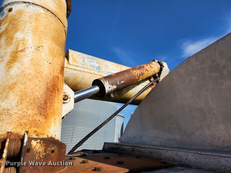 image for item JB9607 1993 Ledwell LW38AA  feed delivery trailer