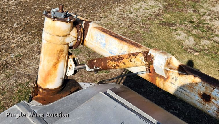 image for item JB9607 1993 Ledwell LW38AA  feed delivery trailer