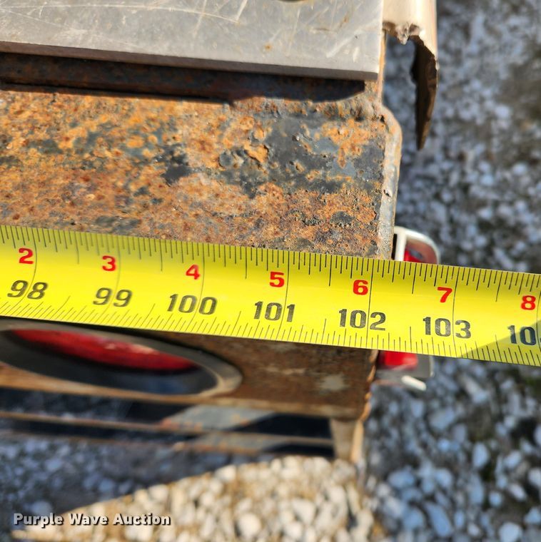 image for item JB9607 1993 Ledwell LW38AA  feed delivery trailer