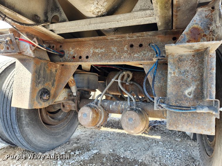 image for item JB9607 1993 Ledwell LW38AA  feed delivery trailer