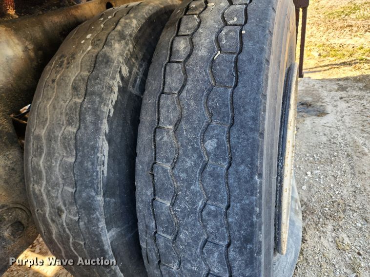 image for item JB9607 1993 Ledwell LW38AA  feed delivery trailer