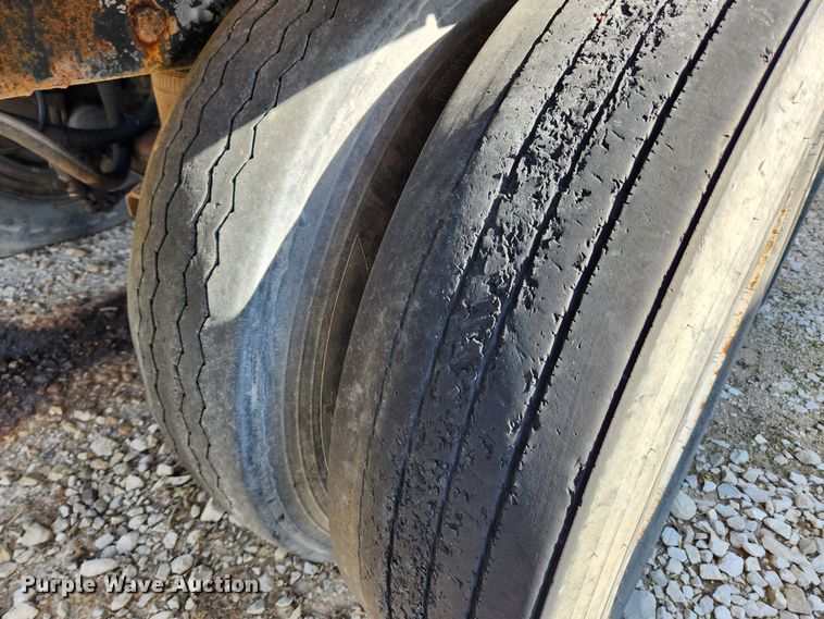 image for item JB9607 1993 Ledwell LW38AA  feed delivery trailer