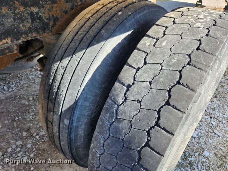 image for item JB9607 1993 Ledwell LW38AA  feed delivery trailer