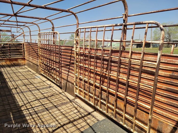 image for item KD9261 1983 Gooseneck 24X6  livestock trailer