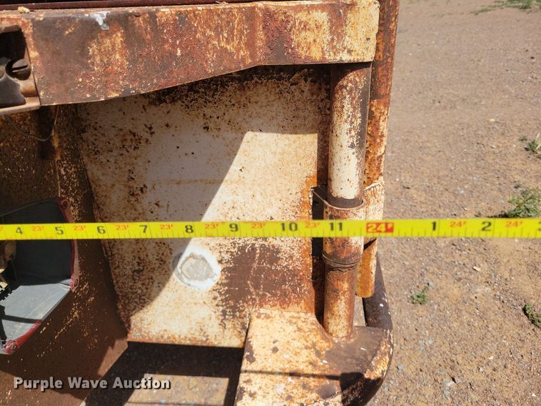 image for item KD9261 1983 Gooseneck 24X6  livestock trailer