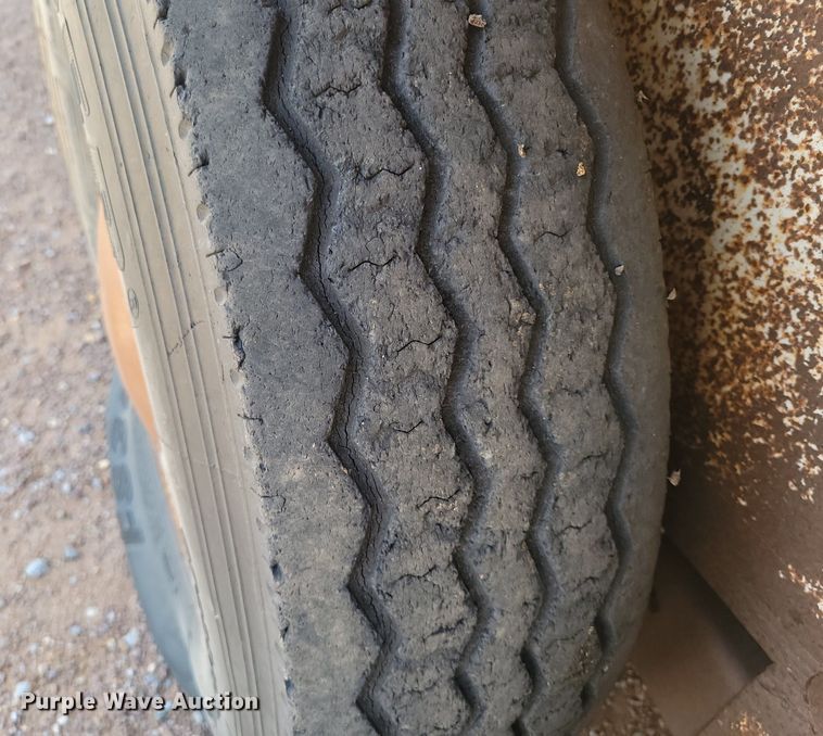 image for item KD9261 1983 Gooseneck 24X6  livestock trailer