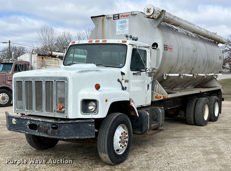 image for item KR9480 1988 International F2674  feed delivery truck