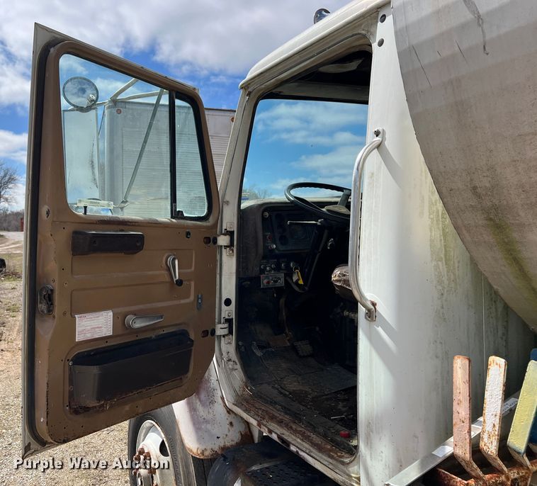 image for item KR9480 1988 International F2674  feed delivery truck