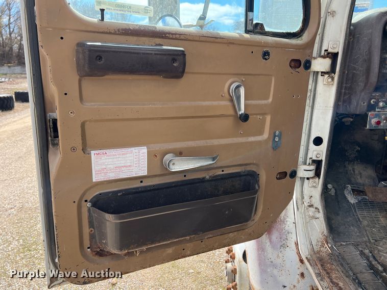 image for item KR9480 1988 International F2674  feed delivery truck