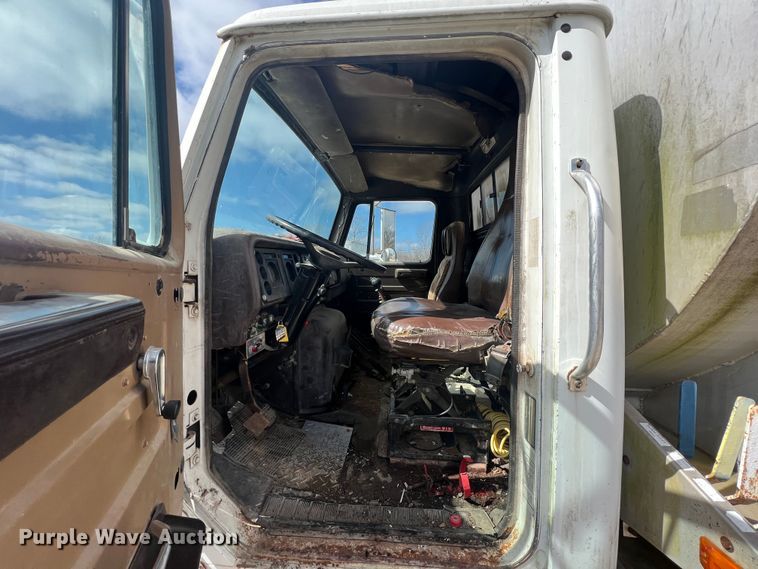 image for item KR9480 1988 International F2674  feed delivery truck