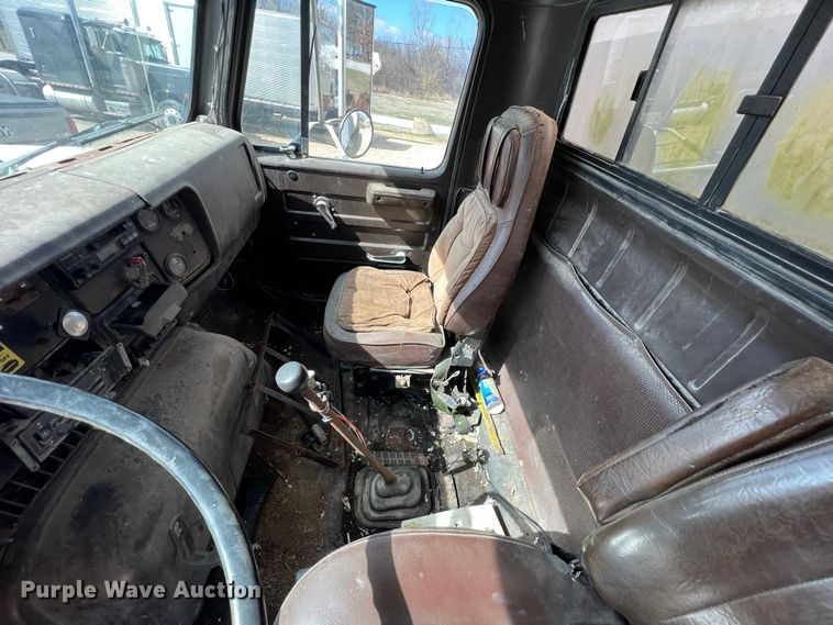 image for item KR9480 1988 International F2674  feed delivery truck