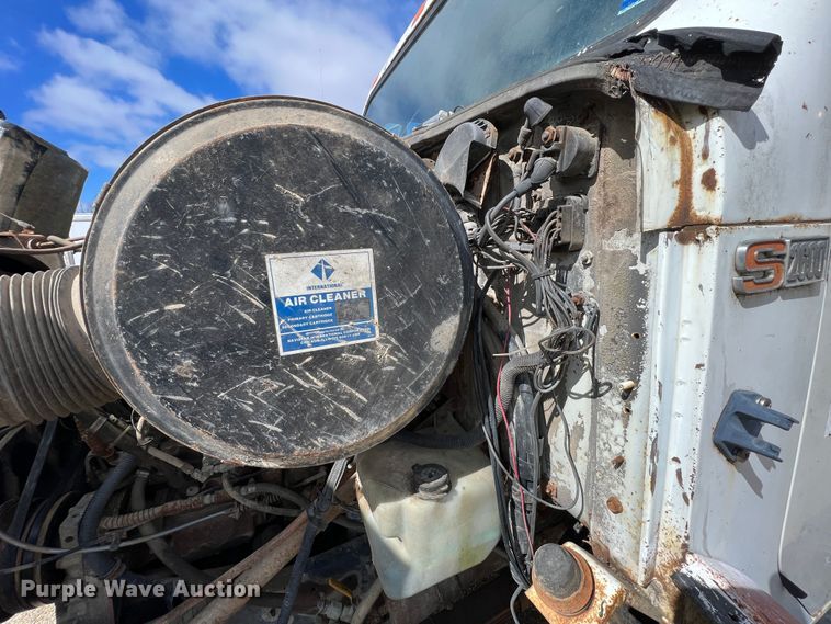 image for item KR9480 1988 International F2674  feed delivery truck