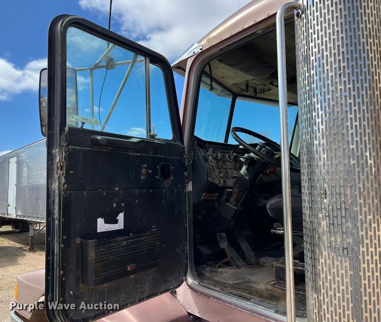 image for item KR9481 1988 Peterbilt 567  feed delivery truck