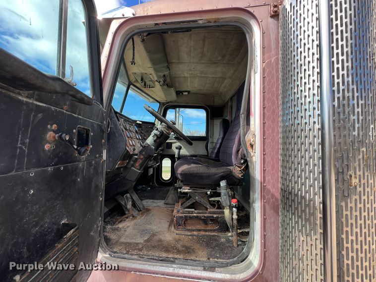 image for item KR9481 1988 Peterbilt 567  feed delivery truck