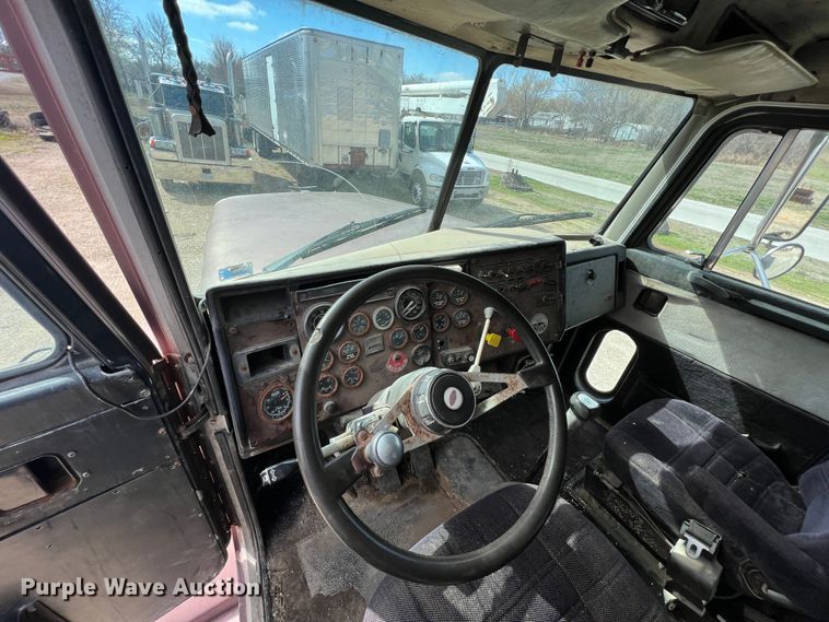image for item KR9481 1988 Peterbilt 567  feed delivery truck
