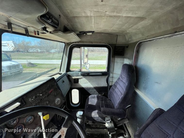 image for item KR9481 1988 Peterbilt 567  feed delivery truck