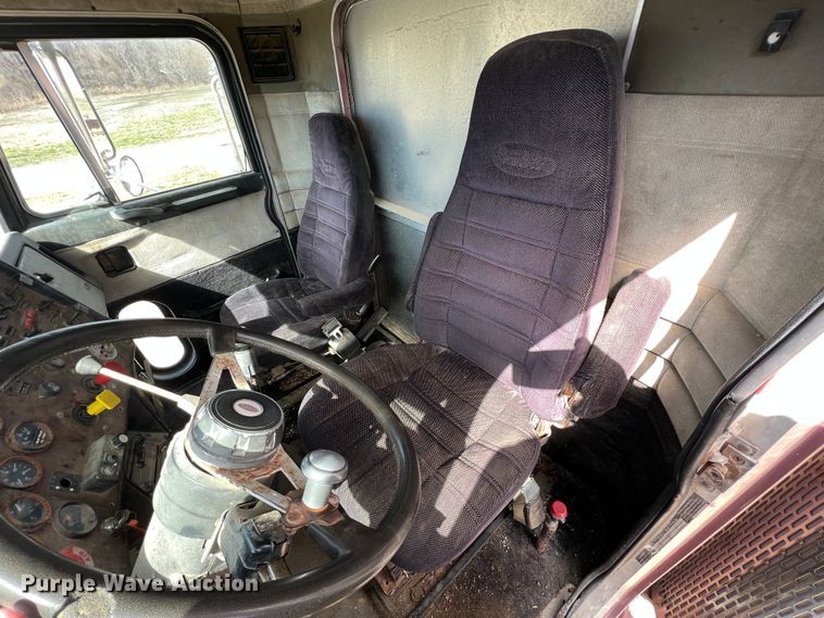 image for item KR9481 1988 Peterbilt 567  feed delivery truck