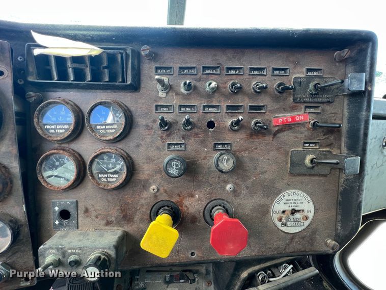 image for item KR9481 1988 Peterbilt 567  feed delivery truck