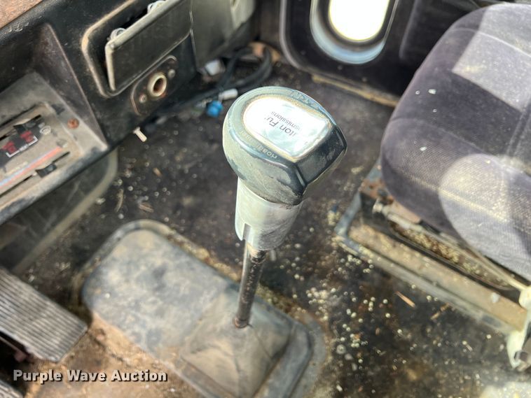 image for item KR9481 1988 Peterbilt 567  feed delivery truck