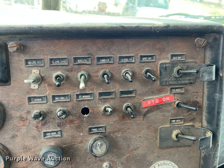 image for item KR9481 1988 Peterbilt 567  feed delivery truck