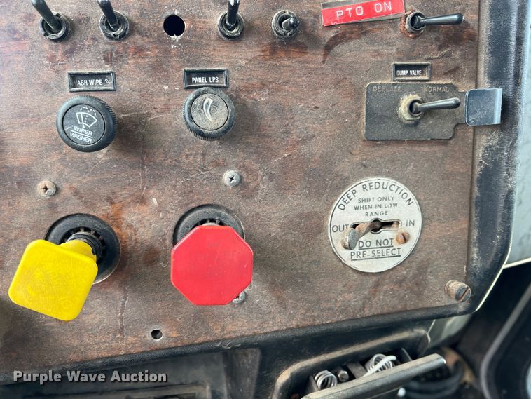 image for item KR9481 1988 Peterbilt 567  feed delivery truck