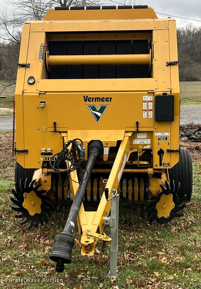 image for item KR9488 2010 Vermeer 504M Classic  round baler
