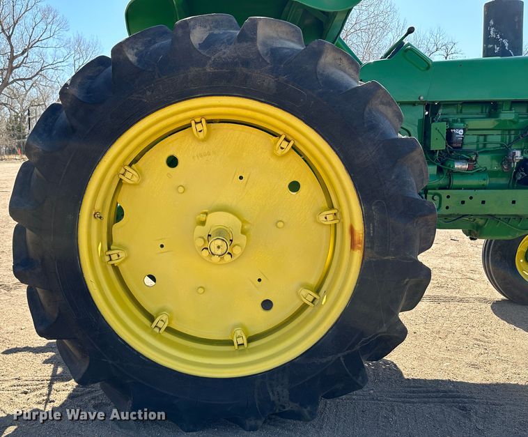 image for item KX9175 1972 John Deere 2520  tractor
