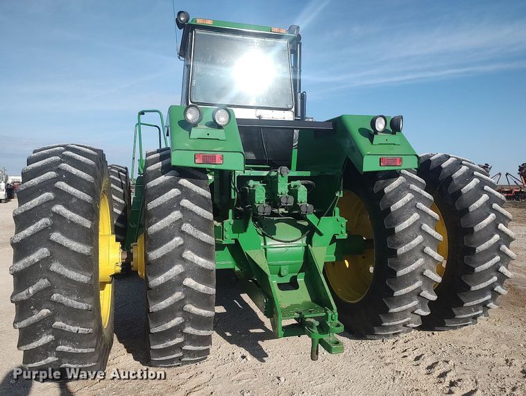 image for item LG9669 1993 John Deere 8770  4WD tractor