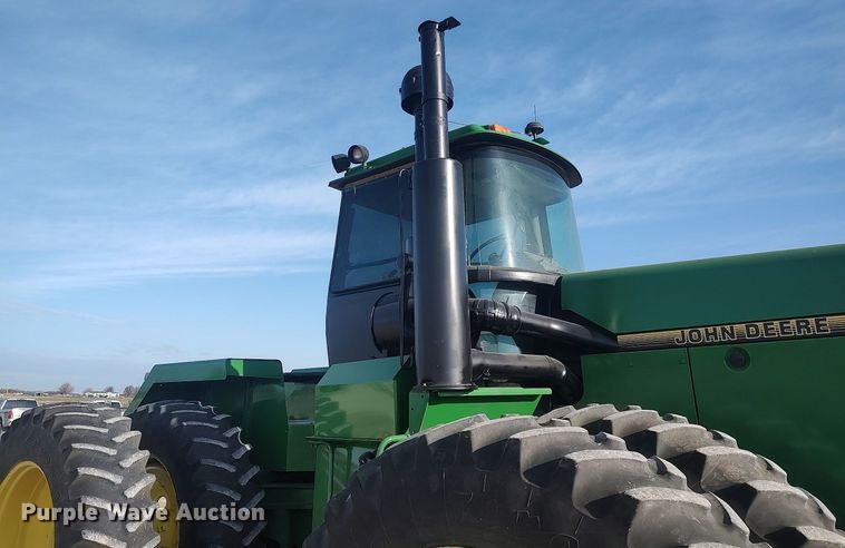 image for item LG9669 1993 John Deere 8770  4WD tractor