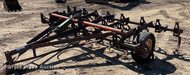 image for item LJ9577 John Deere 3076  field cultivator