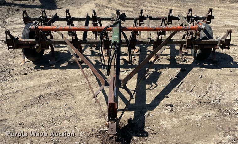 image for item LJ9577 John Deere 3076  field cultivator