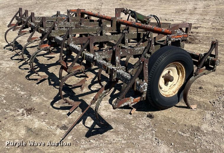 image for item LJ9577 John Deere 3076  field cultivator