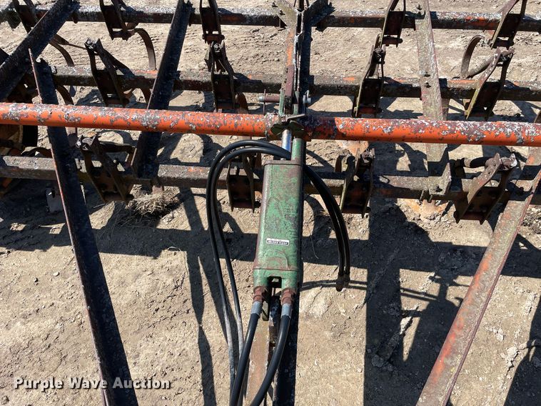 image for item LJ9577 John Deere 3076  field cultivator