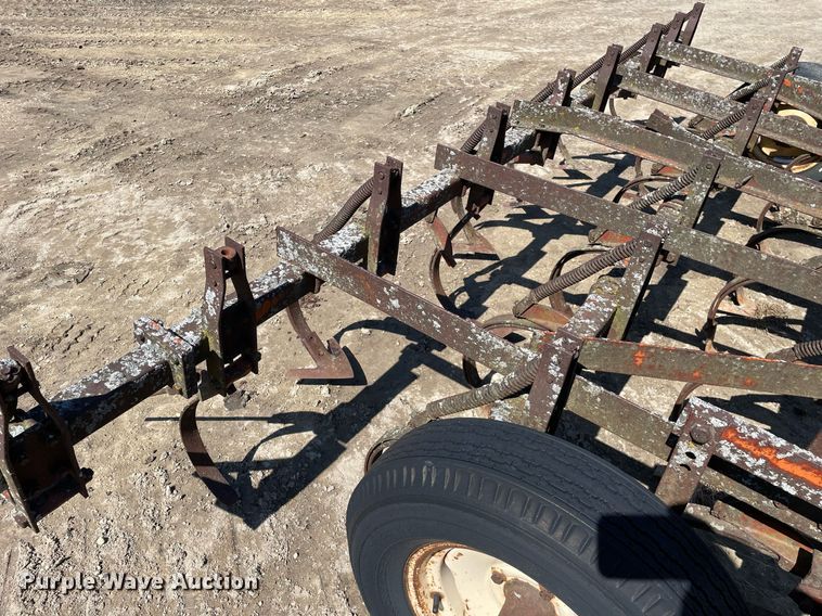 image for item LJ9577 John Deere 3076  field cultivator