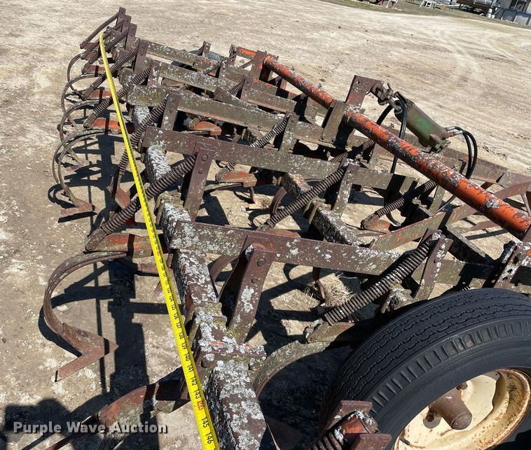 image for item LJ9577 John Deere 3076  field cultivator