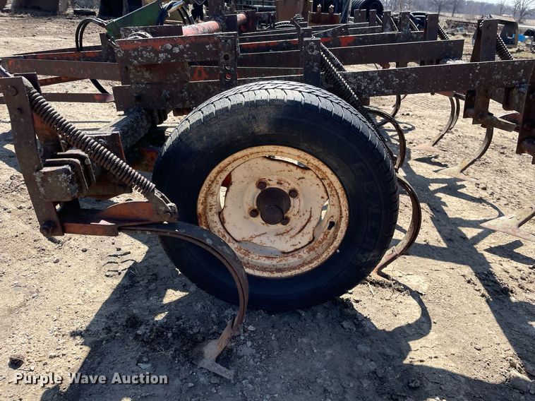 image for item LJ9577 John Deere 3076  field cultivator