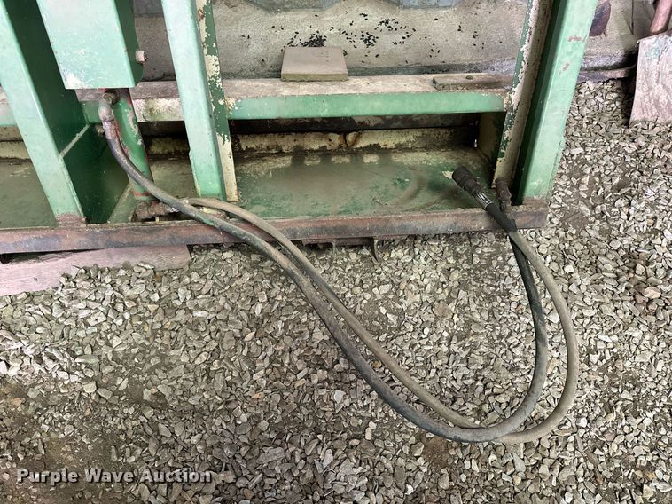 image for item LN9318 CTL M1800  square bale grapple